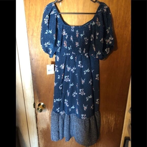 Lady’s dress - Picture 1 of 4